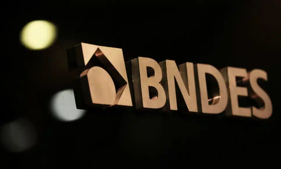 Logo do BNDES no edifício-sede do banco, no Rio de